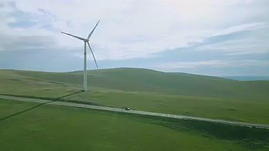 4K航拍逆光呼伦贝尔河草原风力发电视频的预览图
